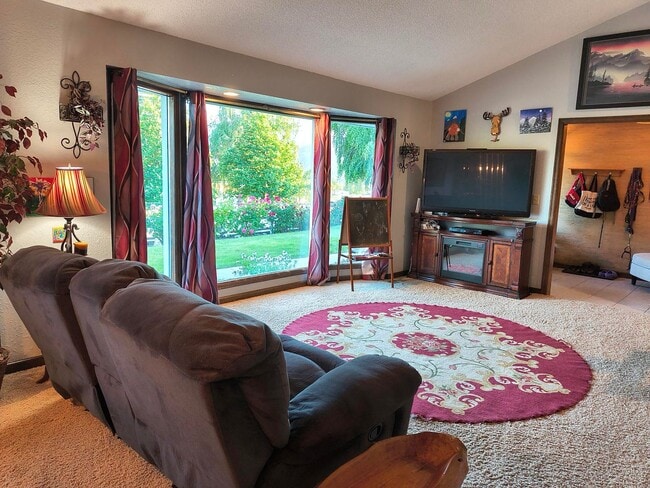Building Photo - Spacious 4 bed, 2.5 bath with HEATED POOL ...