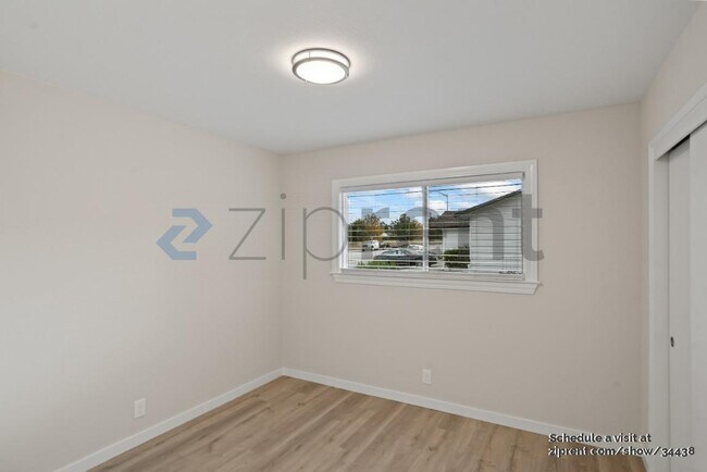 Building Photo - 692 Pomeroy Ave