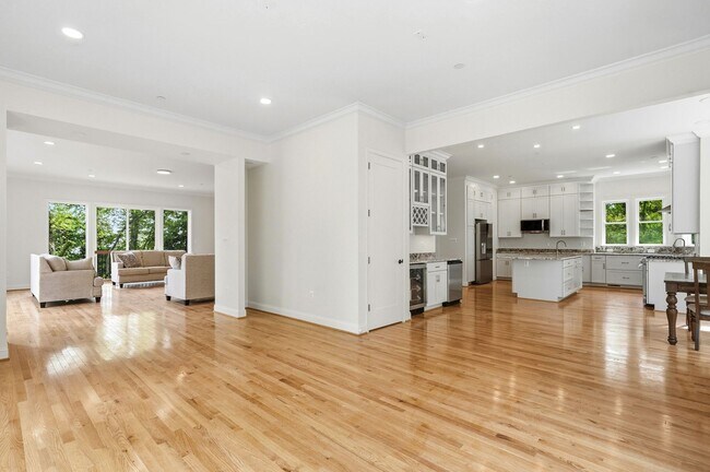 Building Photo - 5116 Shore Dr