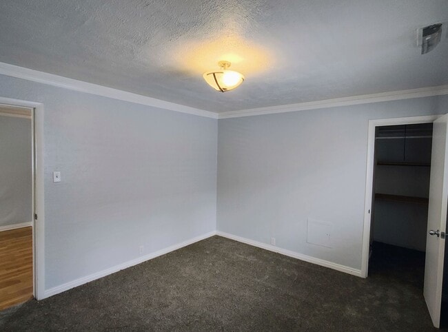 Building Photo - 3 Bd  1 Bath Home in Salt Lake City