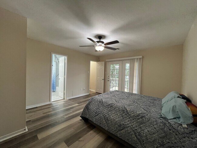 Building Photo - 20702 Settlers Lake Cir N