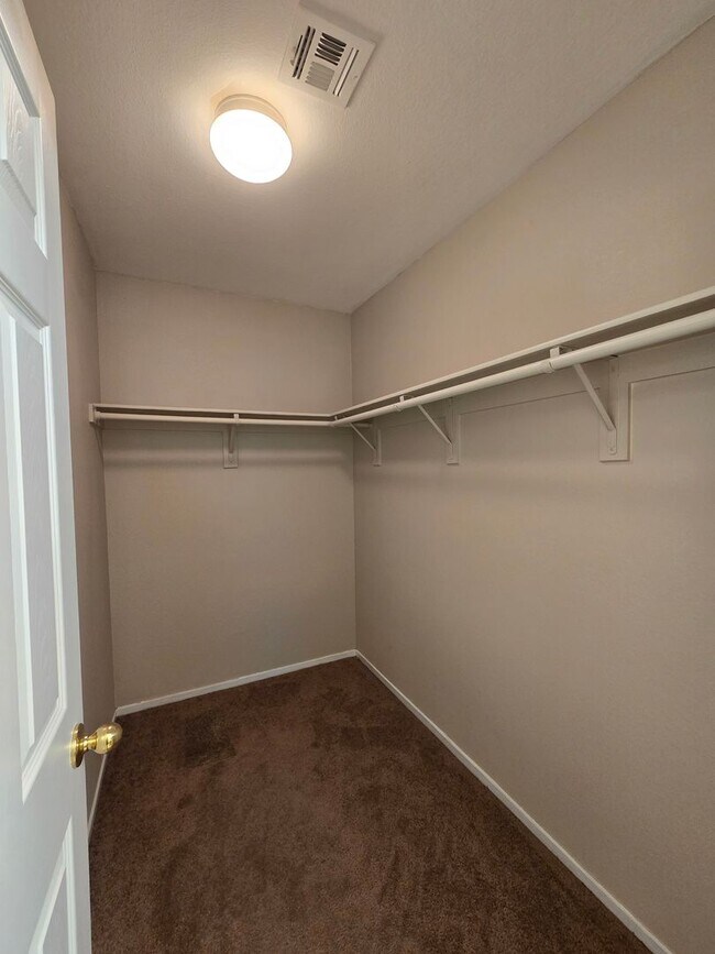 Building Photo - Terrific 3 bed + Loft 2 Car Need Space? Th...