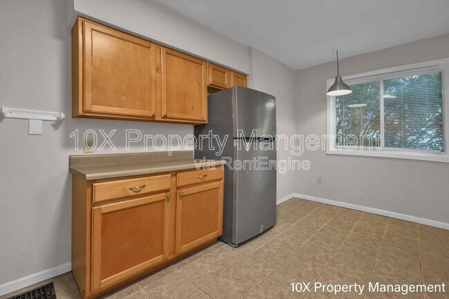 Building Photo - 454 E Tompkins St