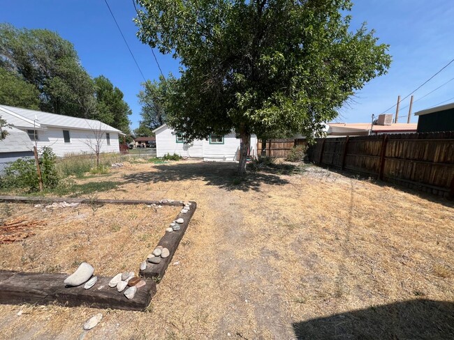 Building Photo - 2 Bed 1 Bath Newly Remodeled Home w/ Fence...