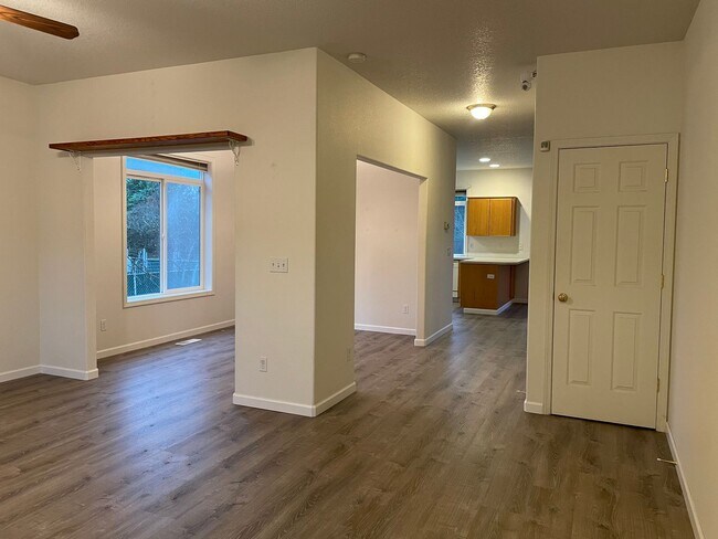 Building Photo - FANTASTIC 4 Bed 2.5 Bath Home in Salmon Cr...