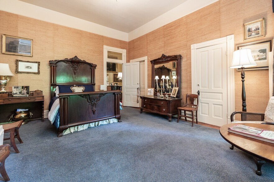 Building Photo - RESIDENTIAL/COMMERCIAL RENTAL - Charming historic home located downtown Opelika! (*Partially Furn...