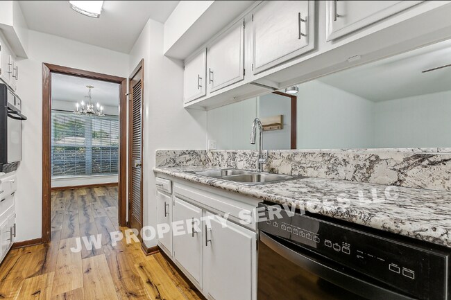 Building Photo - 2444 Somerset Dr