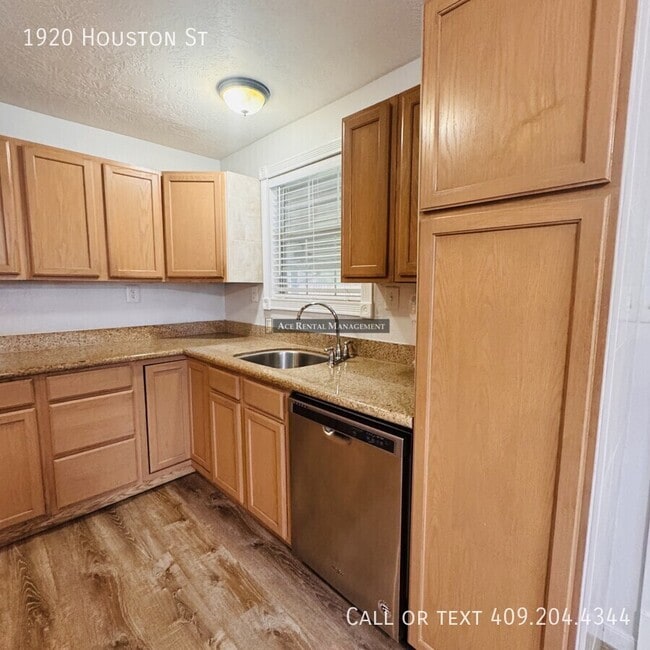 Building Photo - 1920 Houston St