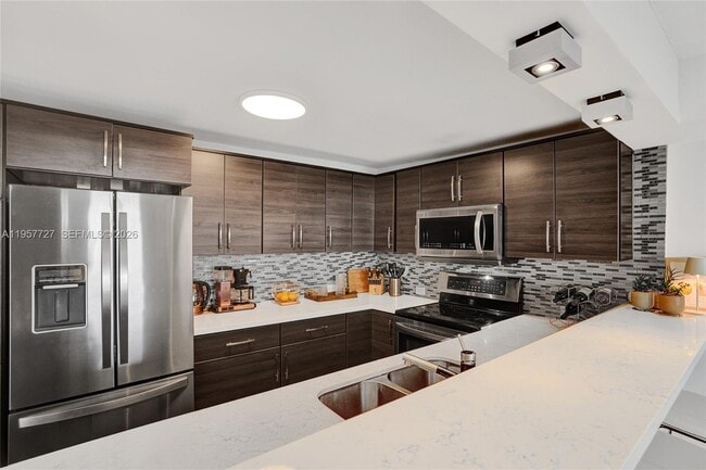 Building Photo - 10000 W Bay Harbor Dr