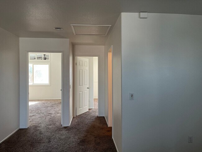 Building Photo - Spacious 5-bedroom, 3-bathroom home in Ade...