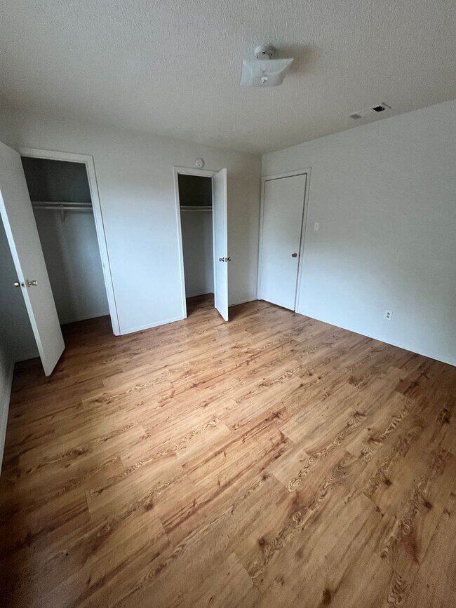 Building Photo - 1704 Cedarhill Dr