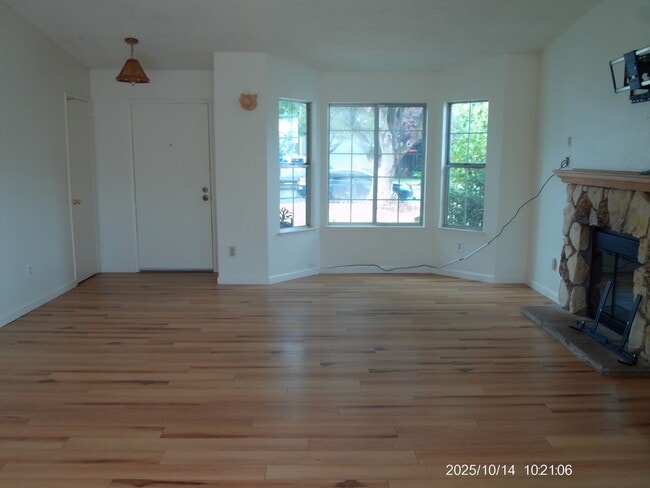 Building Photo - 1074 Beechwood St