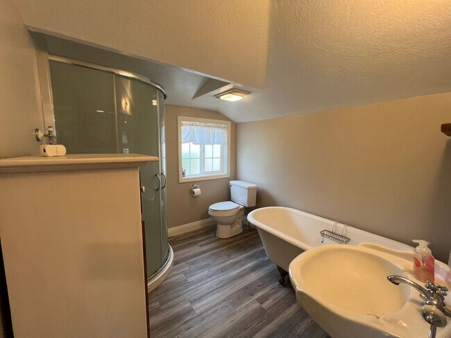 Building Photo - Nostalgic 3-bedroom Farmhouse in Hughson!