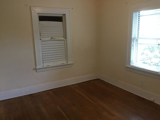 Building Photo - Overlook Charmer