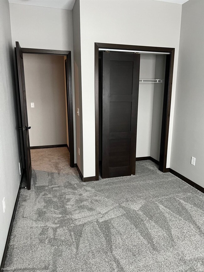 Building Photo - 3 br, 2.5 bath Townhome - Benson Courtyard...