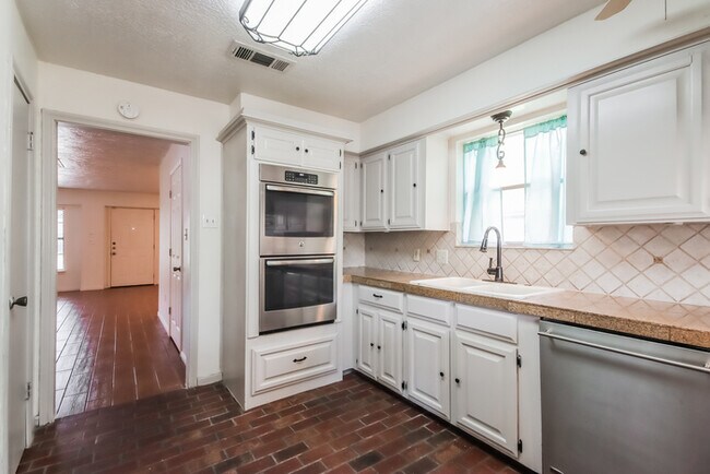 Building Photo - 206 Staples Dr