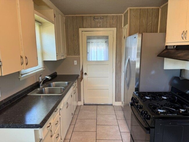 Building Photo - Ask about our MOVE IN SPECIAL! Two bed, One bath home in Midwest City!