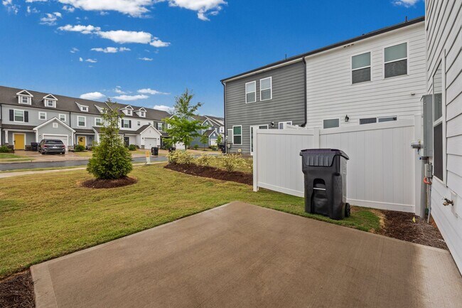 Building Photo - Stunning 3-bed, 2.5 bath townhome in Penley Place of Clover!