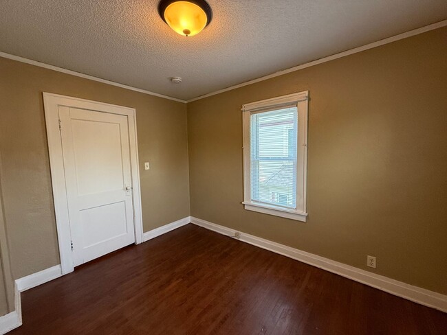 Building Photo - Charming 3 bedroom 1 bath in University/Lexington neighborhood!