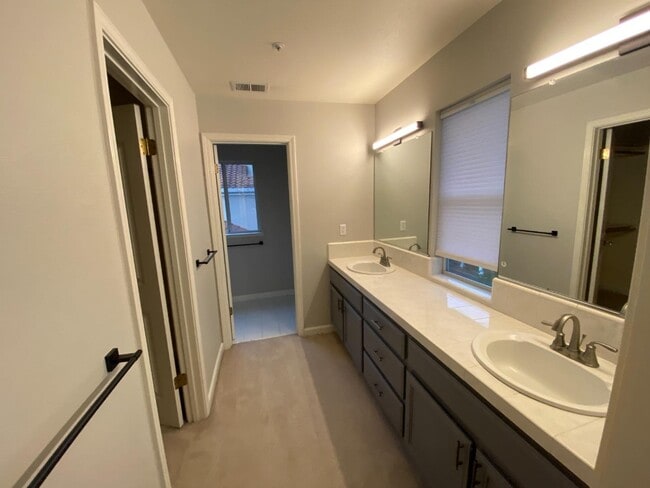 Building Photo - 15600 La Jolla Dr