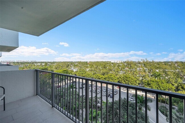 Building Photo - 3200 Port Royale Dr N