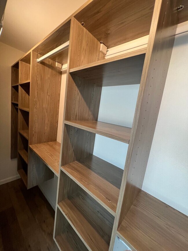 Building Photo - 2 Bedroom 2 Bath Spacious Condo For Rent in Long Beach Comes with Assigned Garage Space - Marketi...