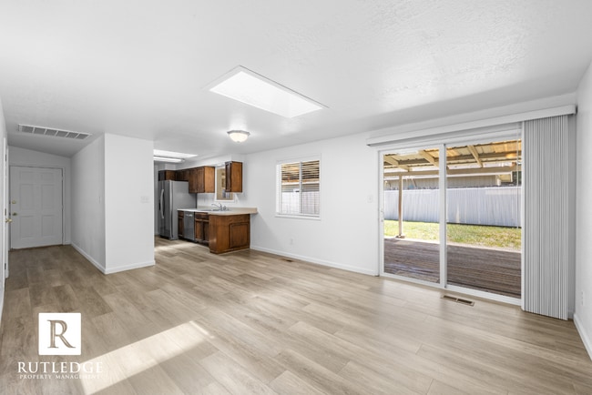 Building Photo - 4 Bedrooms - 2 1/2 Baths - South Medford Living