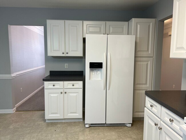 Building Photo - Three Bedroom Home in Pinecrest with Garage