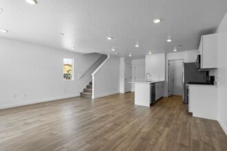 Building Photo - MOVE IN READY! 3 Bedroom townhome in long valley!