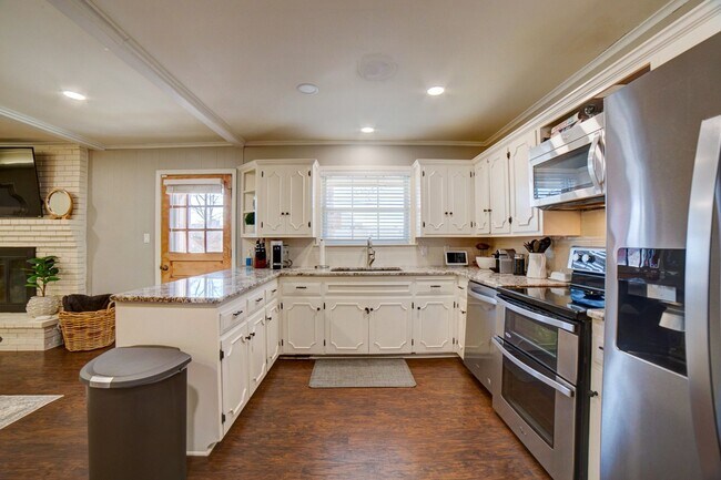 Building Photo - Available mid-August! Amazing mid-town gem...