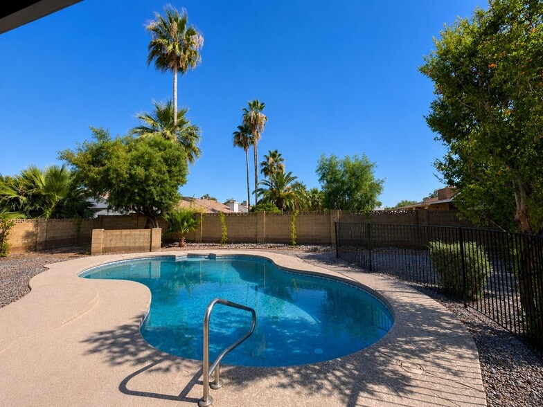 Building Photo - 8611 E Vista Dr