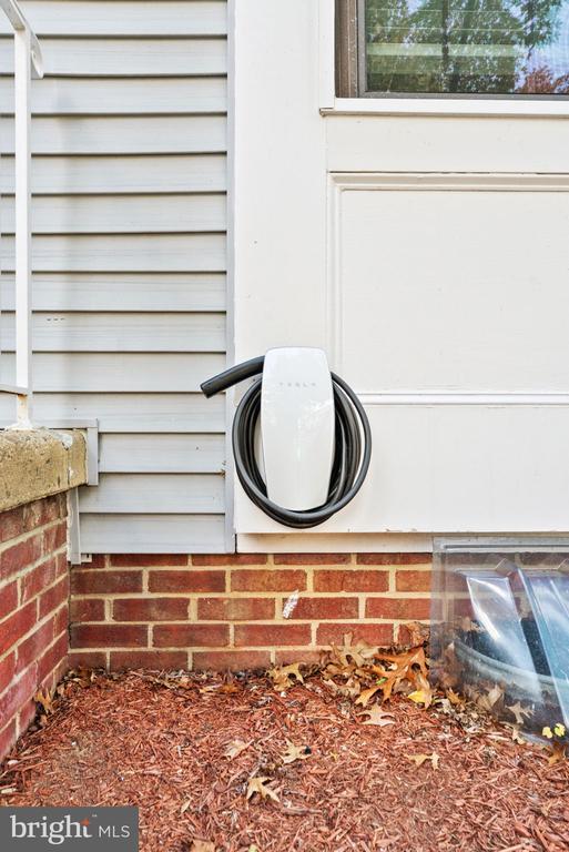 Building Photo - 8605 Western Oak Dr