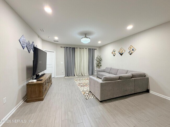 Building Photo - 70 Golden Fern Dr