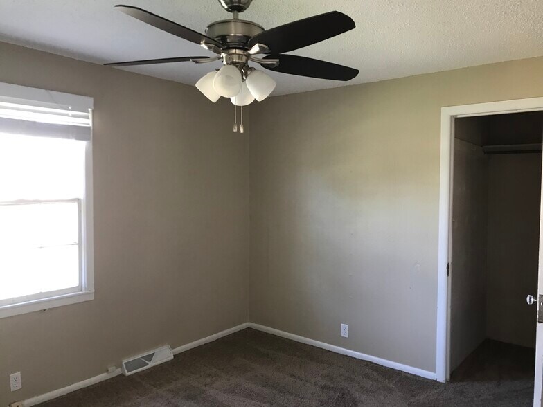 Building Photo - 615 E 5th St