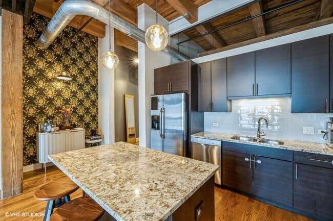 Building Photo - 770 W Gladys Ave