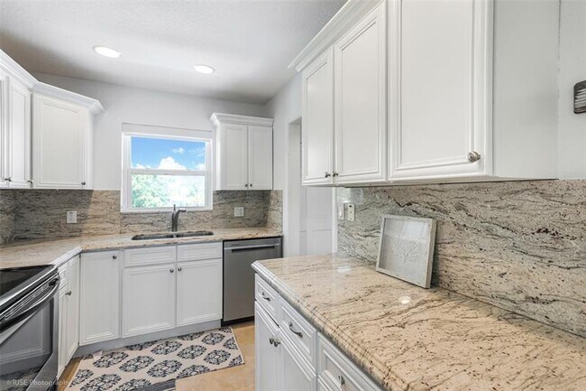 Building Photo - 370 Wilma Cir