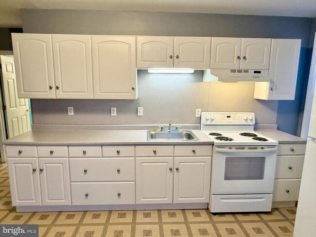 Building Photo - 2933 E High St