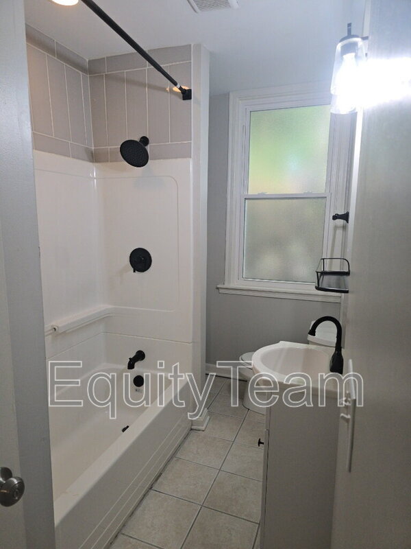 Building Photo - 568 Delta Ave