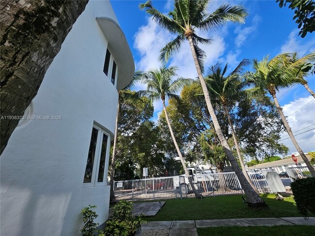 Building Photo - 557 Michigan Ave