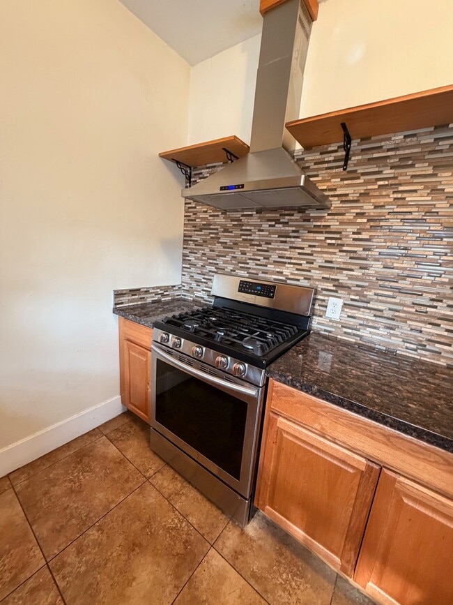 Building Photo - 1030 E 7th St