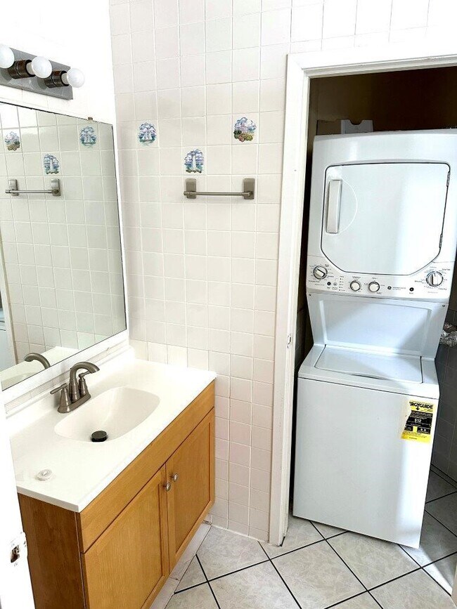 Building Photo - 7901 Cambridge St