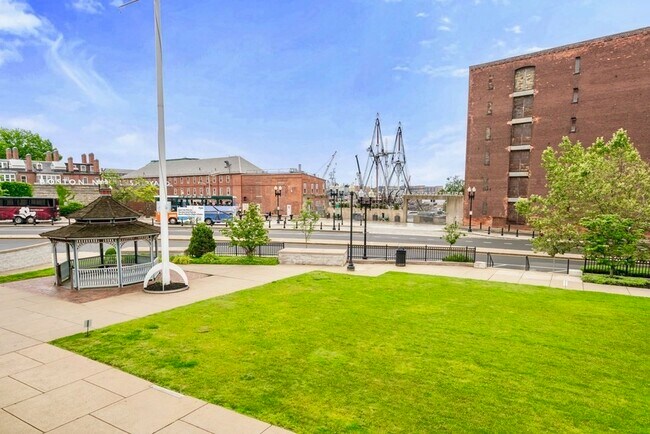 Building Photo - 73 Chelsea St