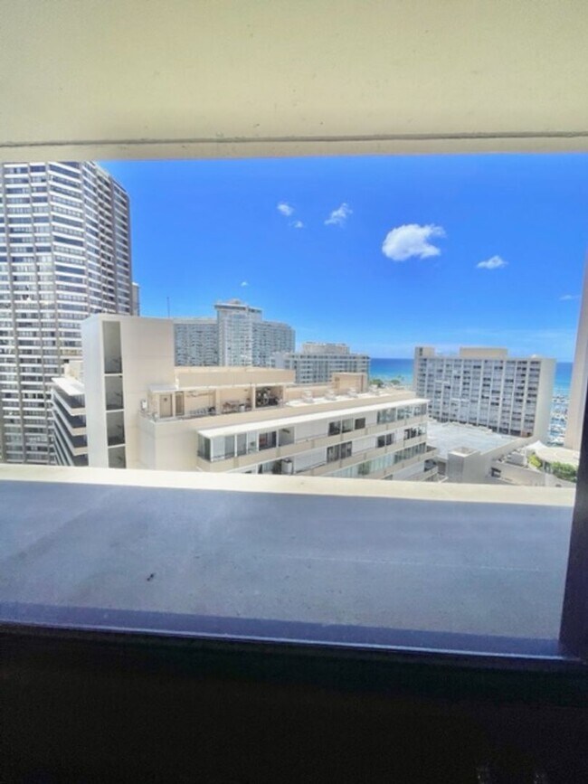Building Photo - Fully furnished and move-in ready!