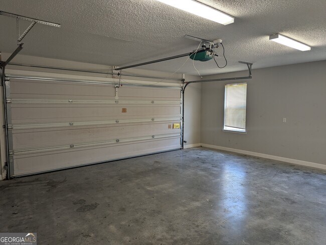 Building Photo - 22 Hidden Creek Dr