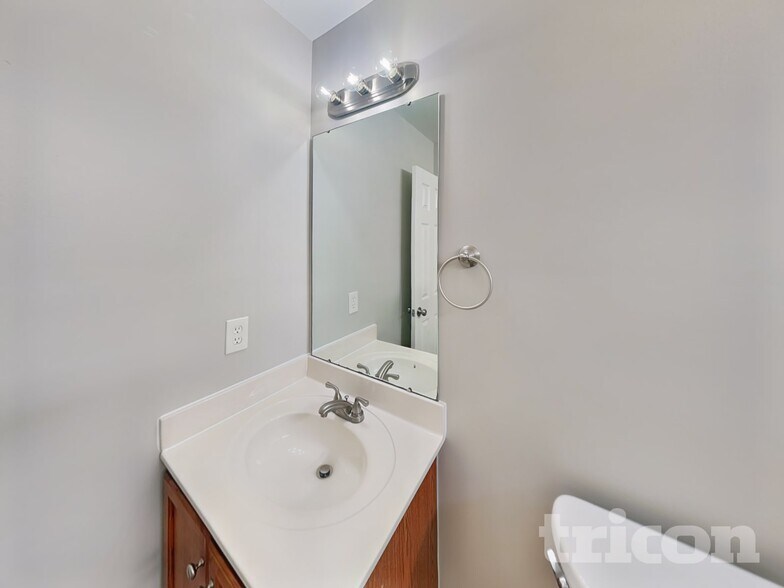 Building Photo - 5717 Henderson Oaks Dr