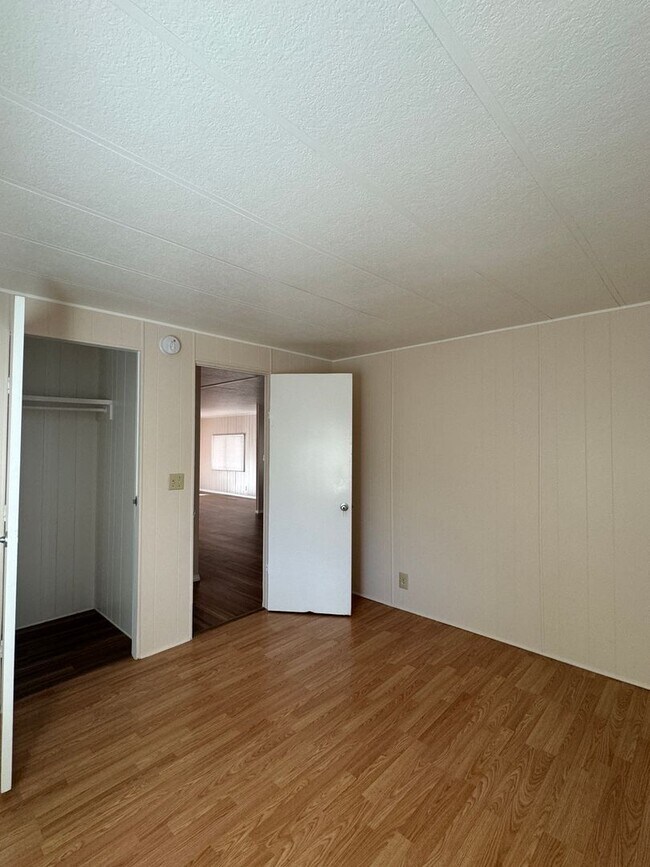 Building Photo - Beautiful rehabbed manufacture home in Lak...
