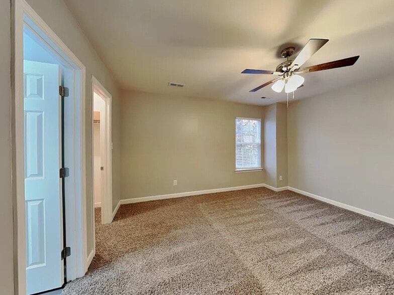 Building Photo - 302 Graham Meadow Dr