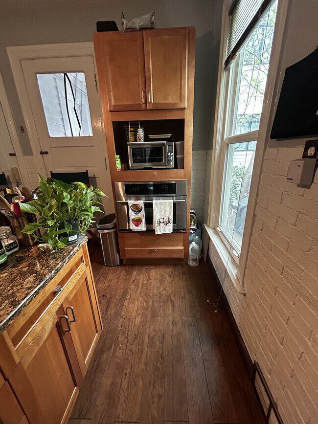 Building Photo - 1754 N Astor St