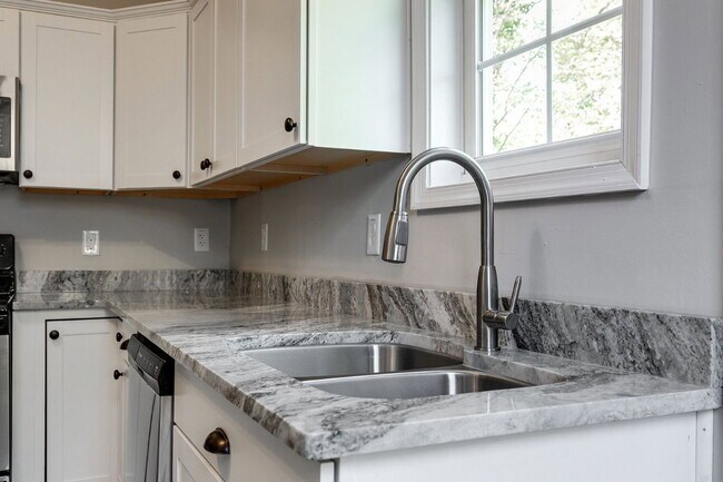 Building Photo - 3418 Carolina Ave