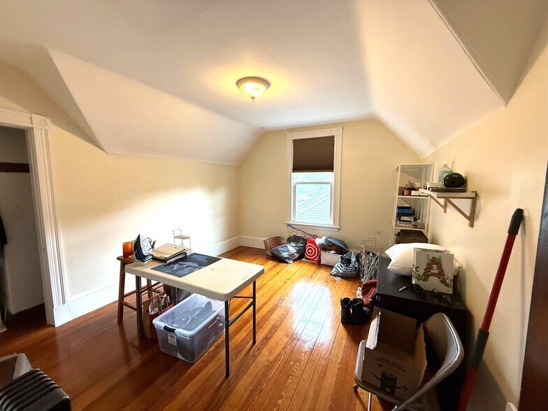 Building Photo - 13 Standish St